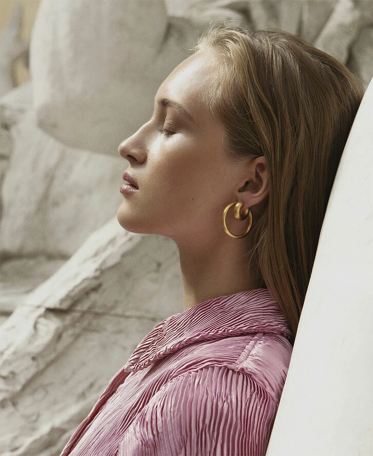 Jane Kønig Slender Hoop, Gold-plated Sterling Silver Guld - Billede 2