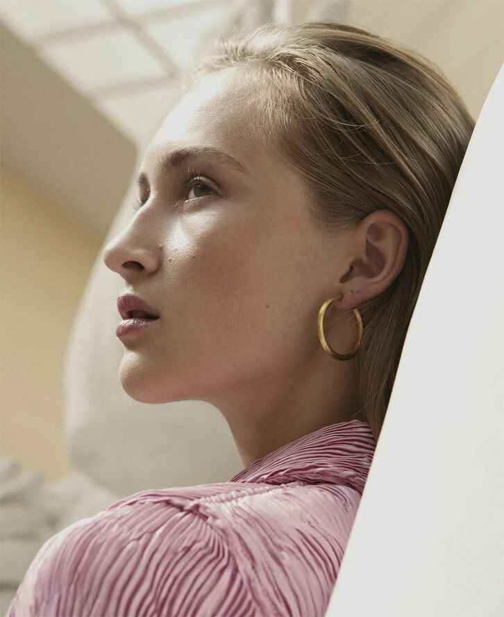 Jane Kønig Slender Hoop, Gold-plated Sterling Silver Guld - Billede 3